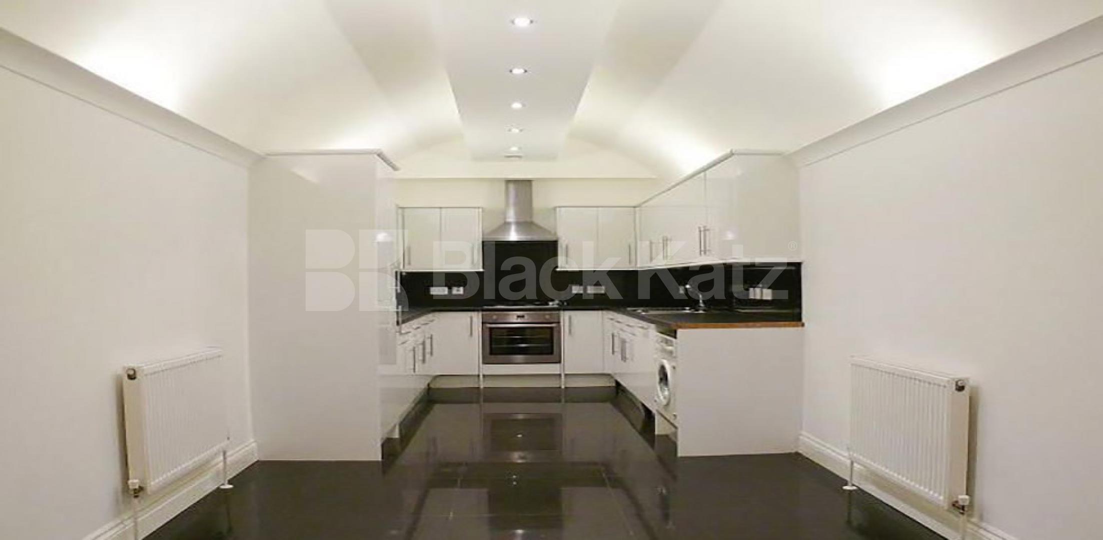 			LARGE 4 BED IN CENTRAL LONDON!, 4 Bedroom, 1 bath, 1 reception Mews House			 Weymouth Mews, MARYLEBONE