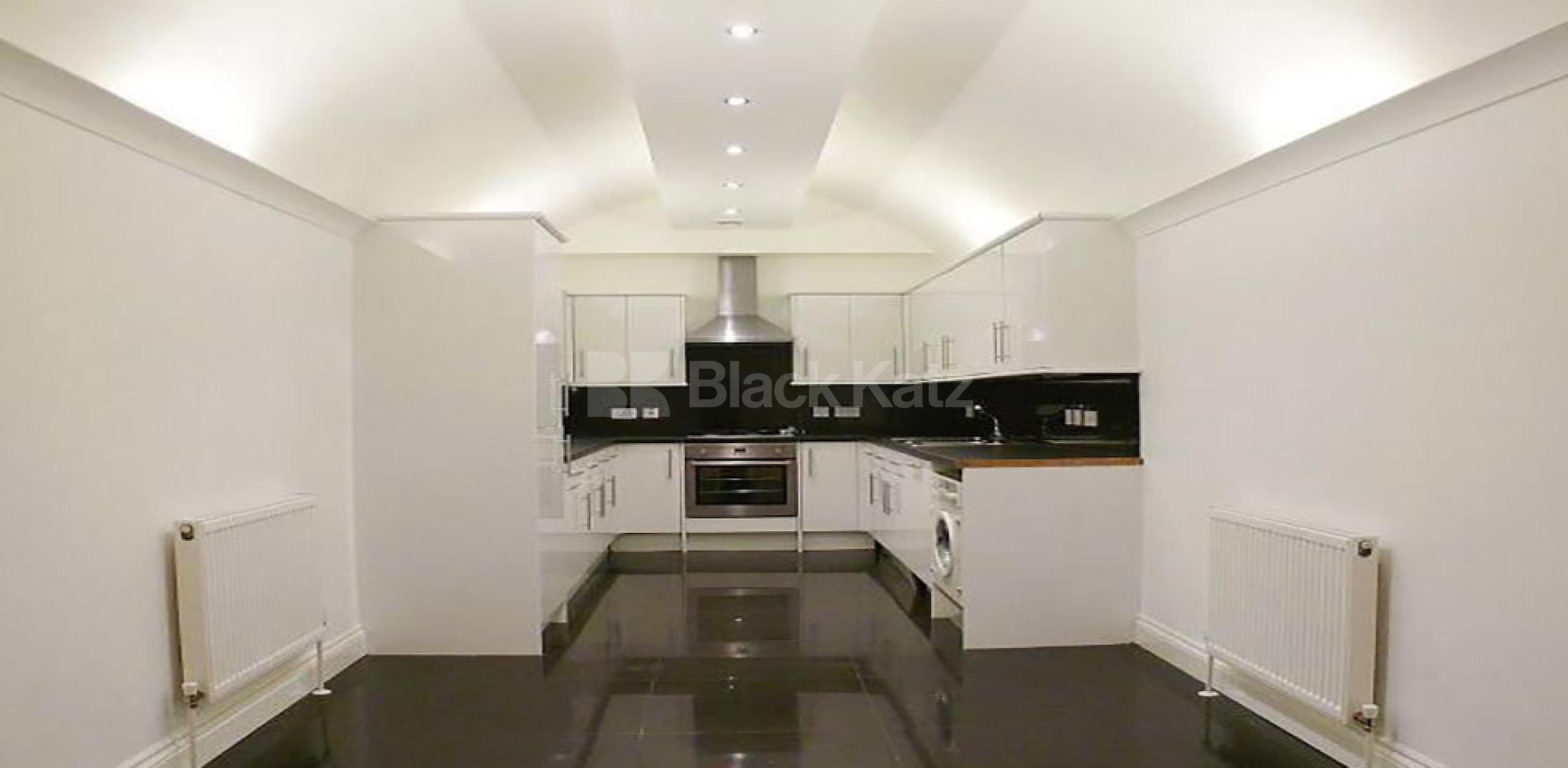 			LARGE 4 BED IN CENTRAL LONDON!, 4 Bedroom, 1 bath, 1 reception Mews House			 Weymouth Mews, MARYLEBONE W1G
