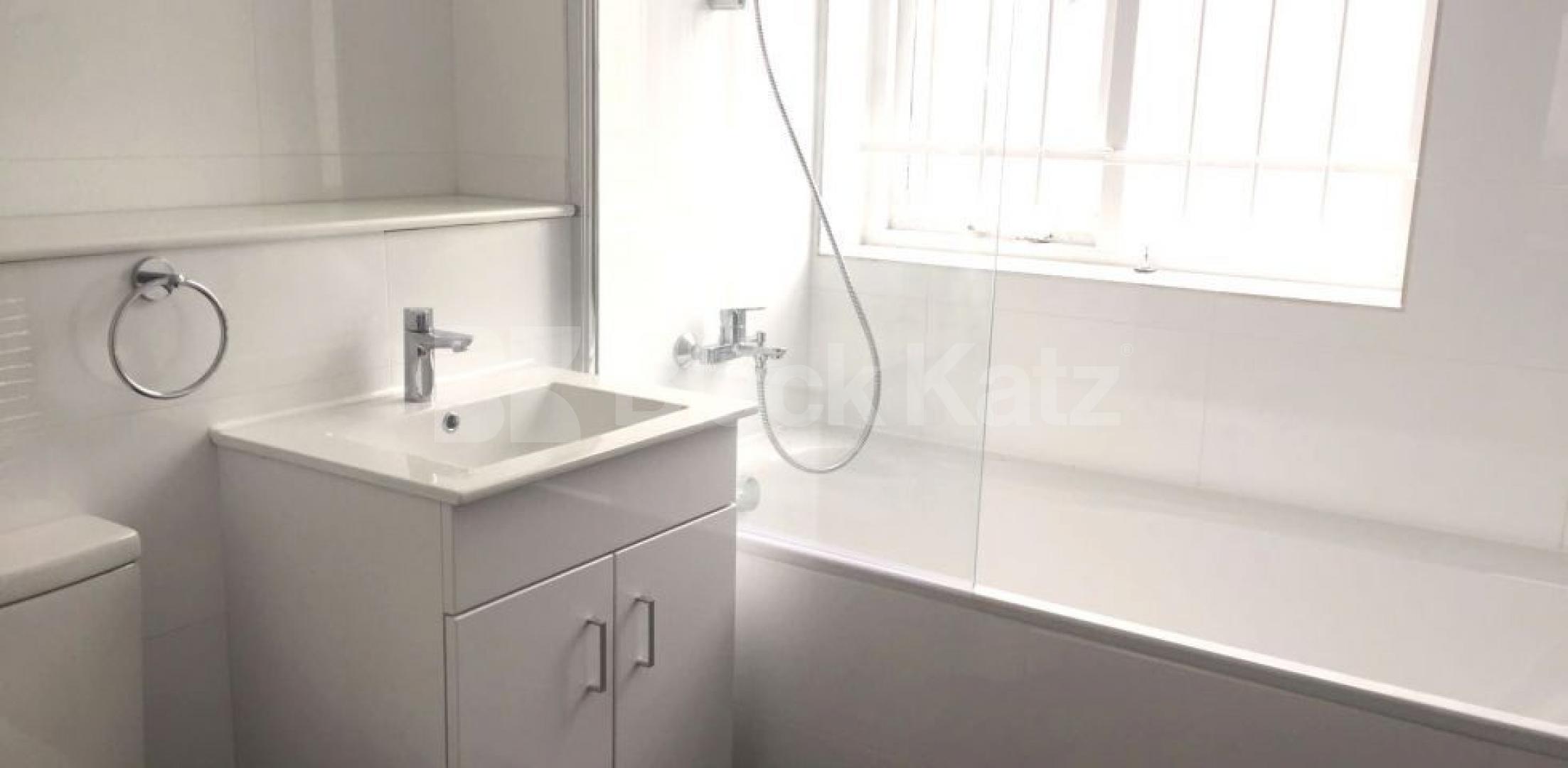 			NEWLY REFURBISHED 3/4 BED!, 3 Bedroom, 1 bath, 1 reception Flat			 Camden High Street, CAMDEN