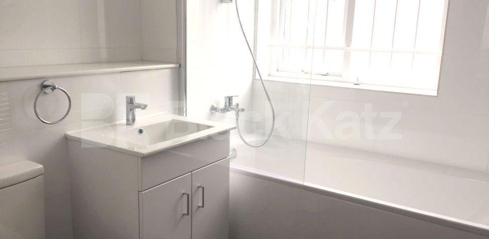 			NEWLY REFURBISHED 3/4 BED!, 3 Bedroom, 1 bath, 1 reception Flat			 Camden High Street, CAMDEN