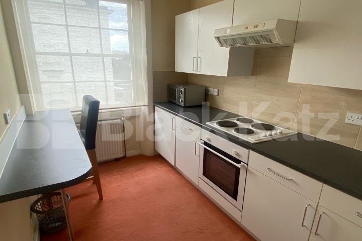 Bright studio in Victoria Warwick Square , Pimlico