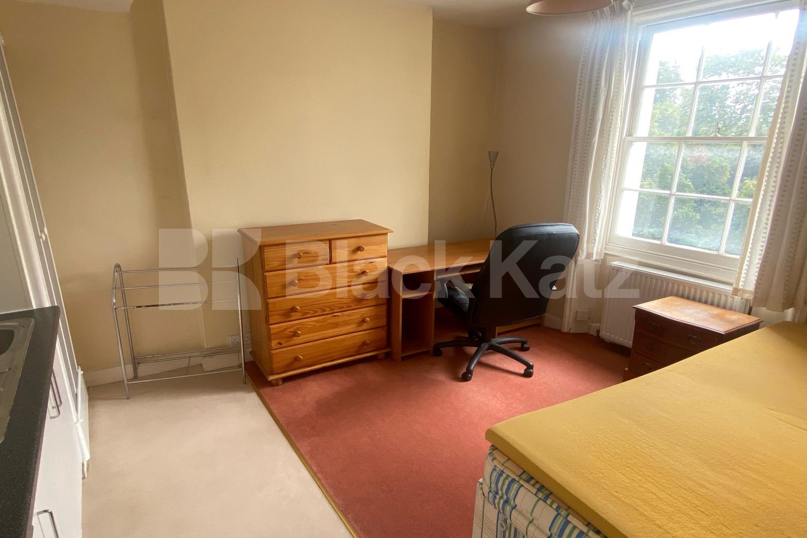 Bright studio in Victoria Warwick Square , Pimlico