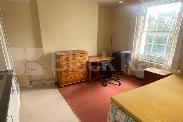 Bright studio in Victoria Warwick Square , Pimlico