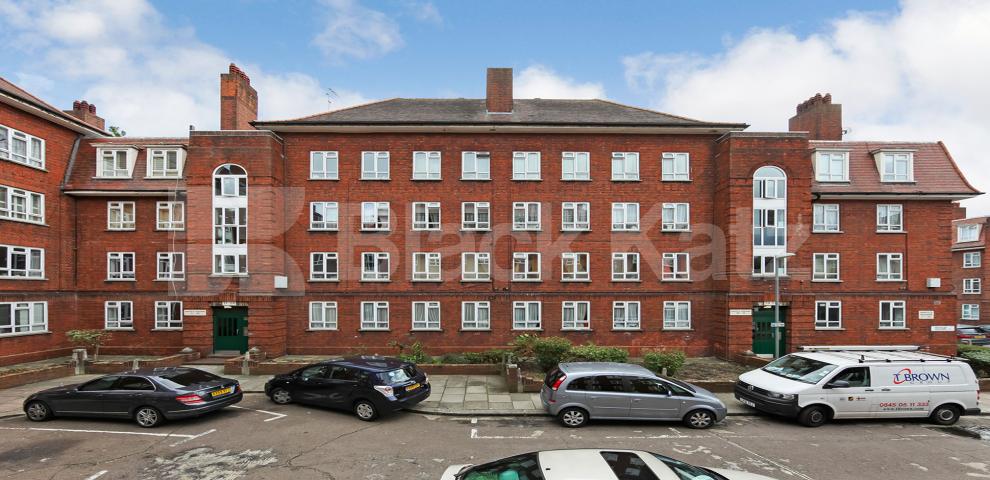 			LET , 3 Bedroom, 1 bath, 1 reception Apartment			 Whites Square, Clapham Common