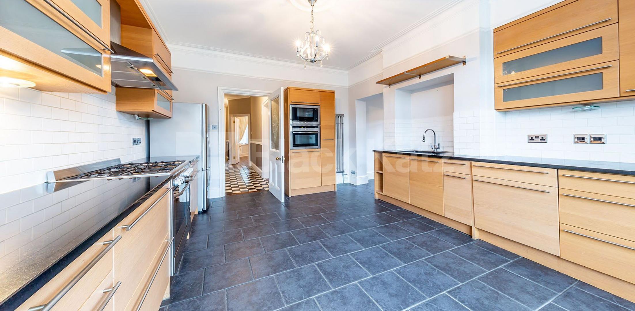 			WHOLE HOUSE WITH A GARDEN, 4 Bedroom, 1 bath, 1 reception House			 Chase Side, Enfield