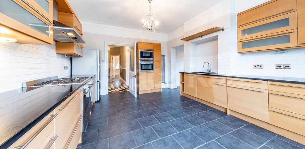 			WHOLE HOUSE WITH A GARDEN, 4 Bedroom, 1 bath, 1 reception House			 Chase Side, Enfield