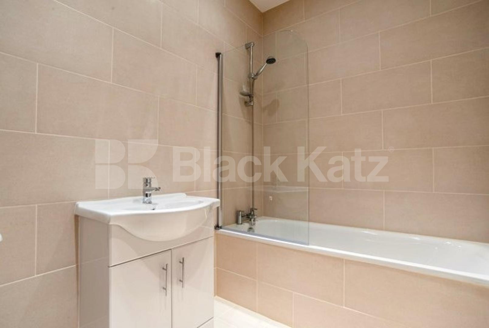 			NEW INSTRUCTION!, 2 Bedroom, 1 bath, 1 reception Flat			 Euston Road, EUSTON