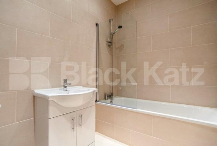 			NEW INSTRUCTION!, 2 Bedroom, 1 bath, 1 reception Flat			 Euston Road, EUSTON