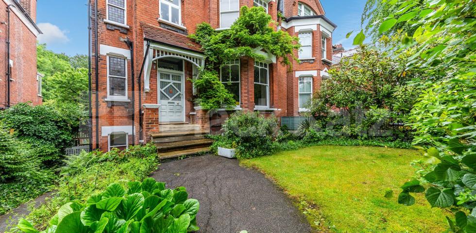 			Studio Apartment, 1 bath, 1 reception Studio			 Avenue Road, CROUCH END