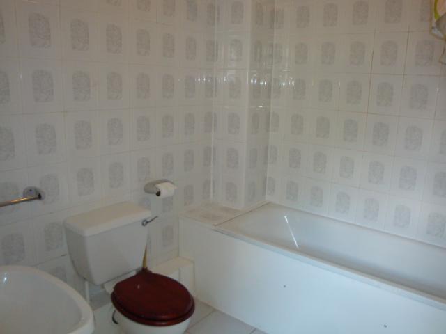 			VIEWINGS ARE HIGHLY RECOMMENDED, 2 Bedroom, 1 bath, 1 reception Flat			 Walm Lane, WILLESDEN GREEN NW2