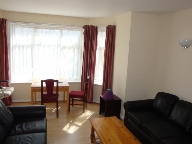 			VIEWINGS ARE HIGHLY RECOMMENDED, 2 Bedroom, 1 bath, 1 reception Flat			 Walm Lane, WILLESDEN GREEN NW2