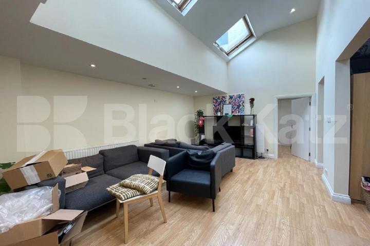 Flooded with natural light with 1050 Sq.,Ft of living & entertaining space Walworth Road, Elephant and Castle