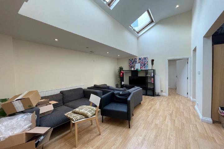 Flooded with natural light with 1050 Sq.,Ft of living & entertaining space Walworth Road, Elephant and Castle