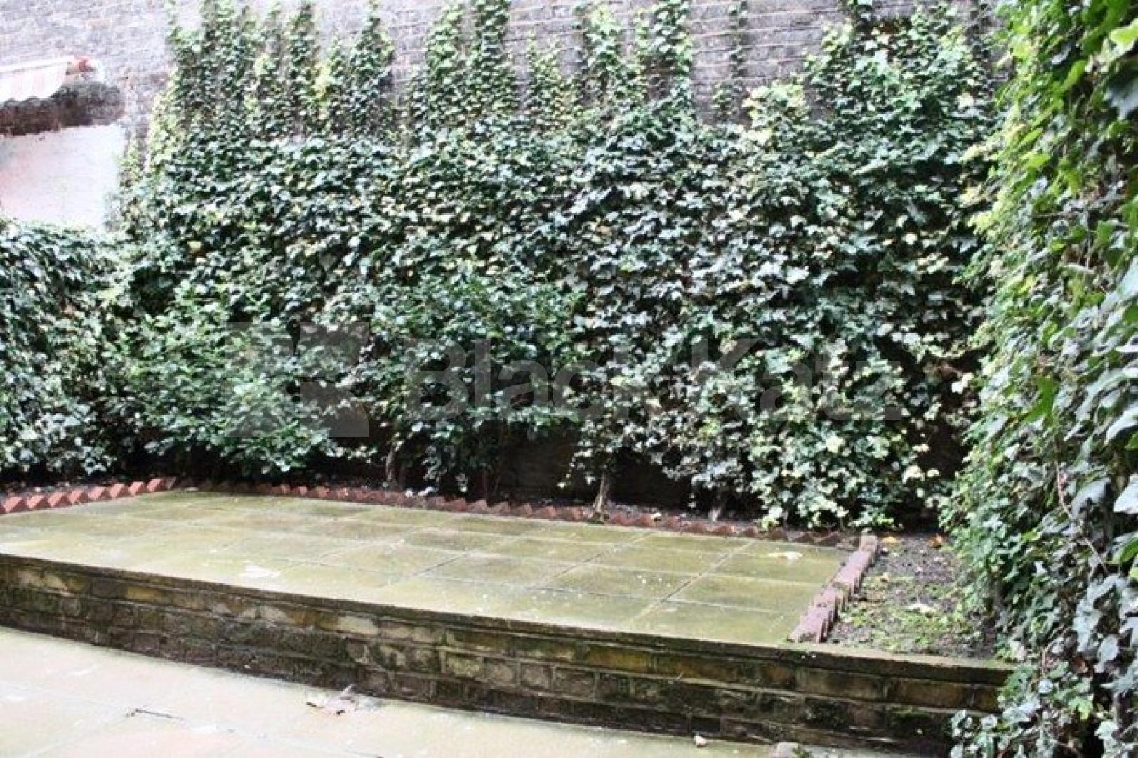 			MINUTES TO HYDE PARK!, 1 Bedroom, 1 bath, 1 reception Flat			 Devonshire Terrace, BAYSWATER