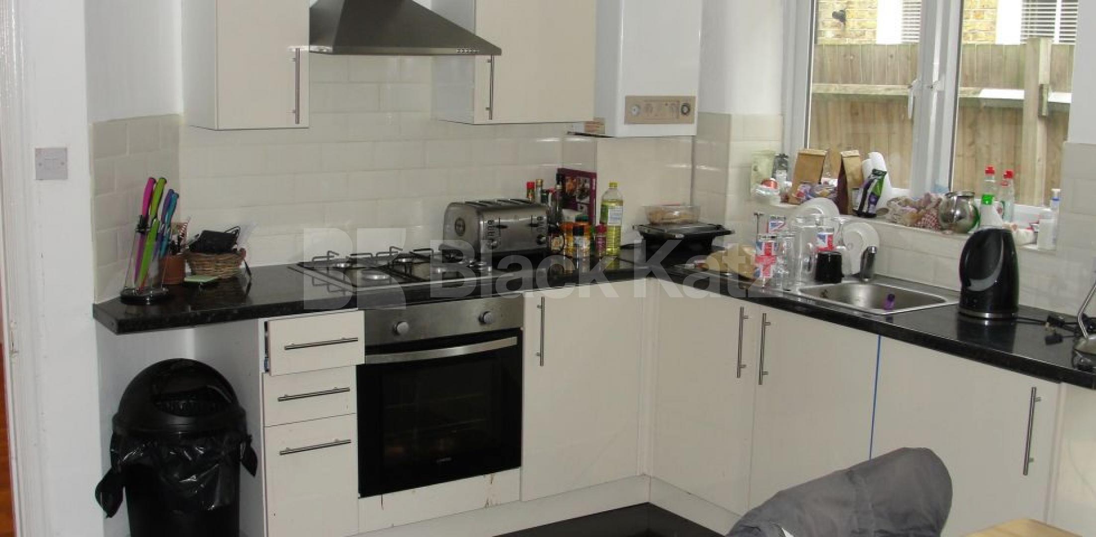 			LET , 4 Bedroom, 1 bath, 1 reception House			 Weir Road, Clapham South/Balham