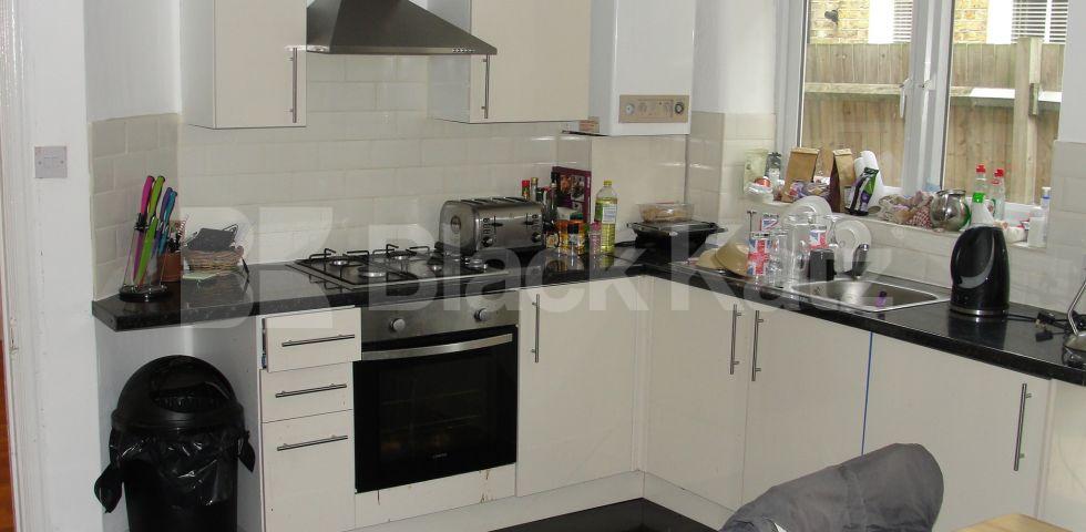 			LET , 4 Bedroom, 1 bath, 1 reception House			 Weir Road, Clapham South/Balham