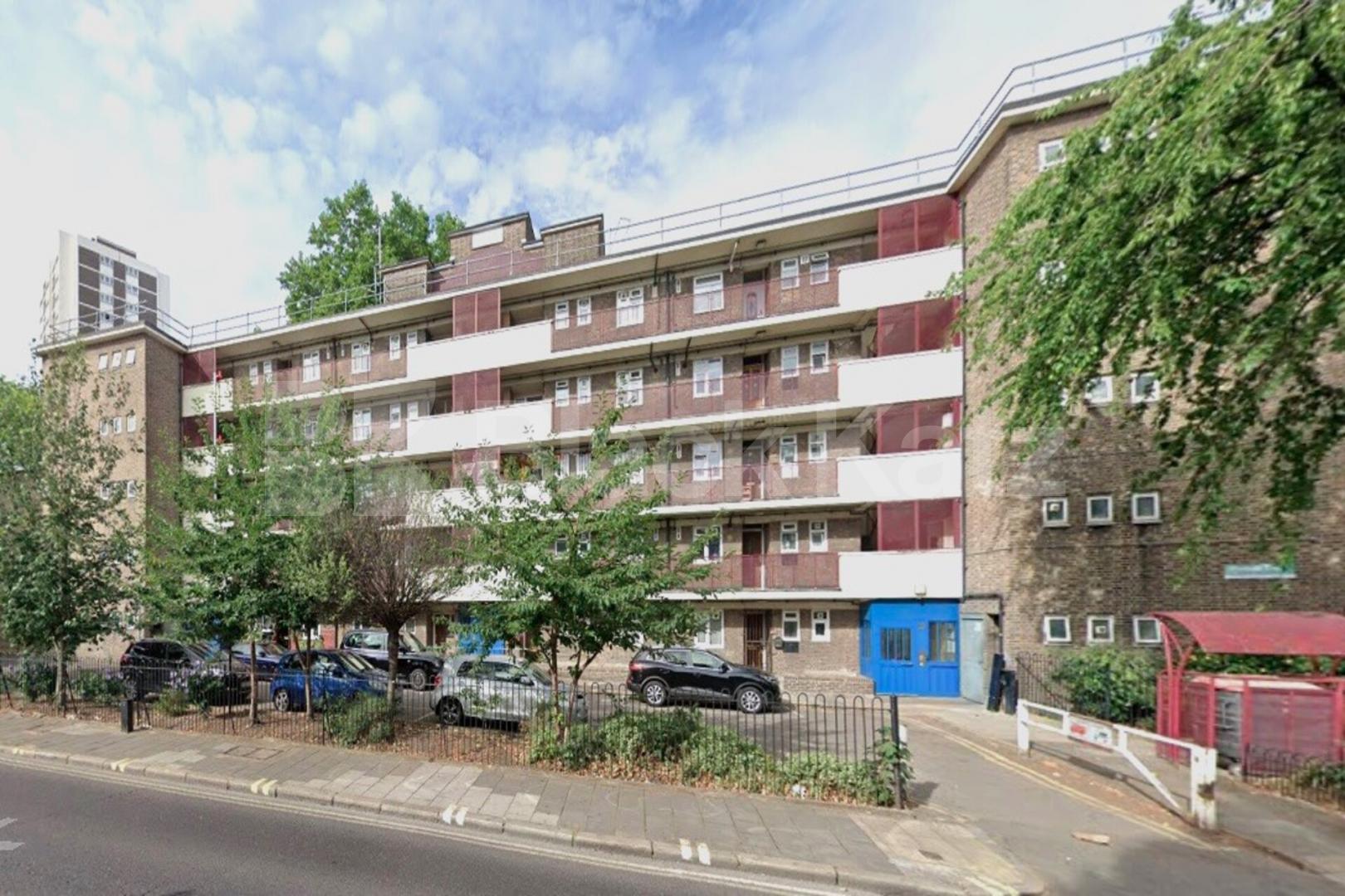 2 bedroom perfect for 3 sharers Located within close proximity to Old Street  New North Road, Old Street