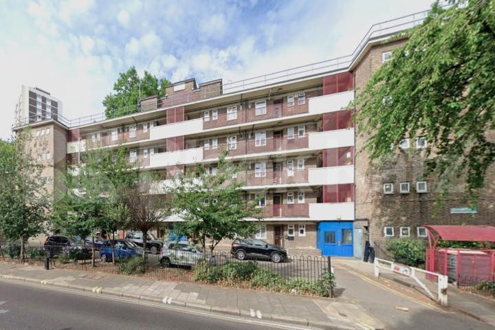 2 bedroom perfect for 3 sharers Located within close proximity to Old Street  New North Road, Old Street