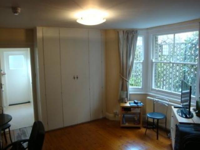 			Studio Apartment, 1 bath, 1 reception Studio			 West End Lane, WEST HAMPSTEAD