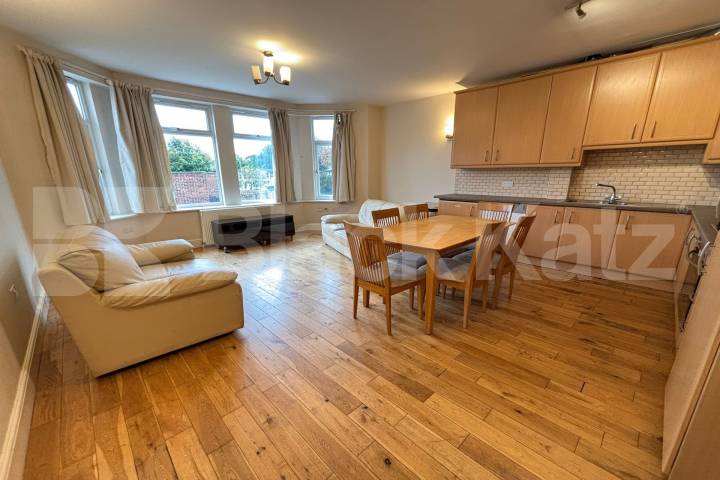 Generous three bedroomed, two bathroomed period conversion   Farnan Road  , Streatham