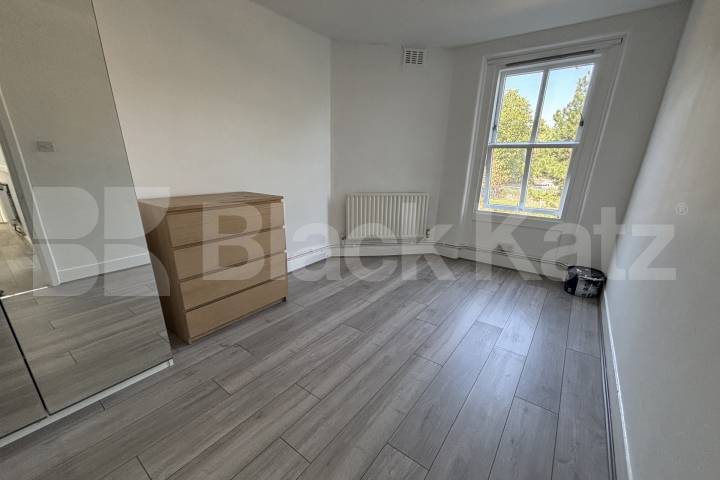 Bright & airy with stunning roof terrace with far reaching views of London Waleran Flats Old Kent Road, Borough/London Bridge