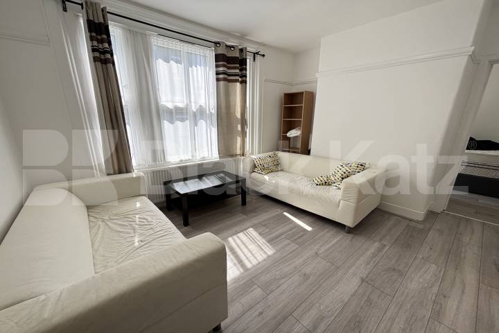 Bright & airy with stunning roof terrace with far reaching views of London Waleran Flats Old Kent Road, Borough/London Bridge