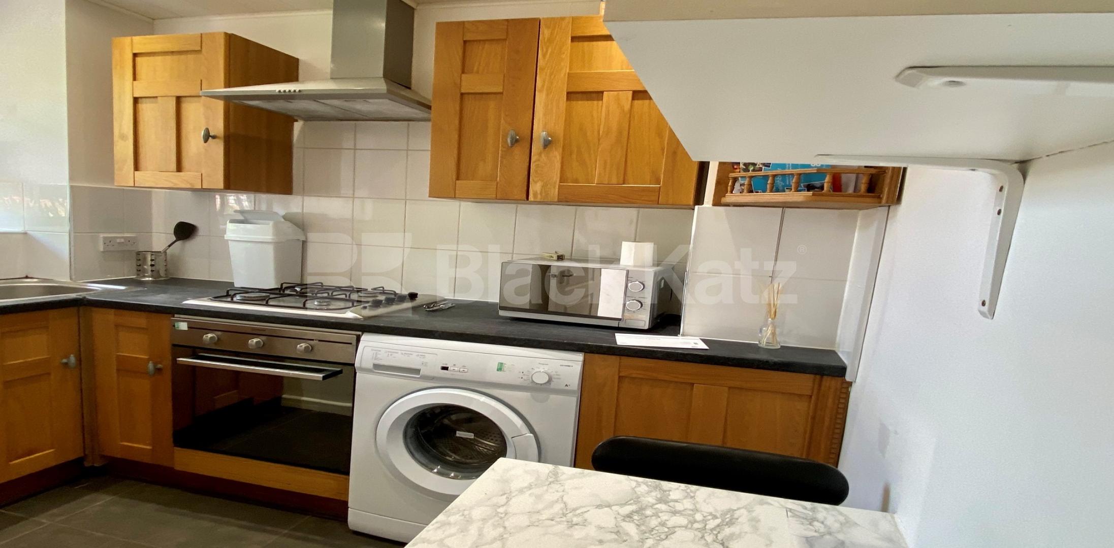 			LET , 2 Bedroom, 1 bath, 1 reception Apartment			 Falmouth Road, Elephant and Castle 