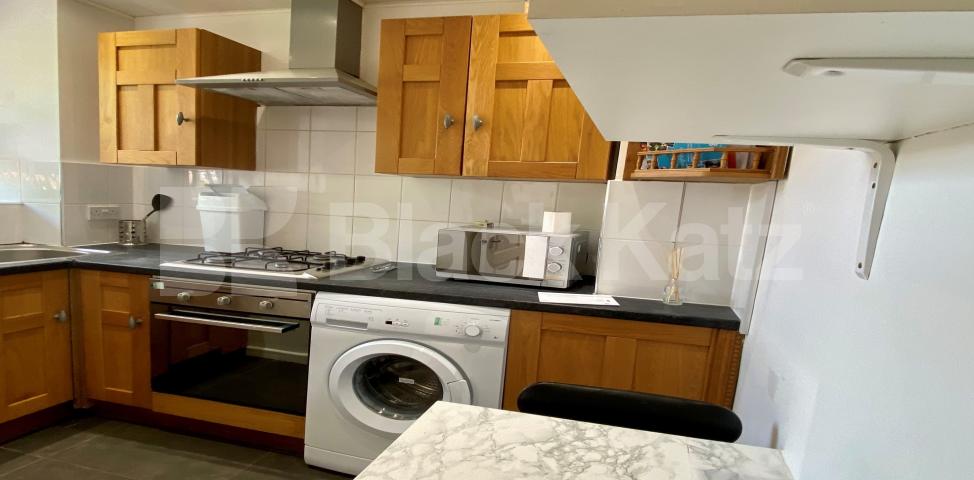 			LET , 2 Bedroom, 1 bath, 1 reception Apartment			 Falmouth Road, Elephant and Castle 