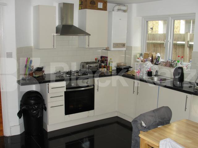 			3 Bedroom, 1 bath, 1 reception Apartment			 Helix Road, Brixton