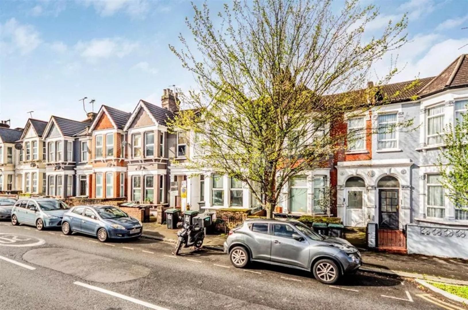 4 bedroom house arranged over 2 floors with a large garden  Wightman Road, Green Lane / Finsbury Park