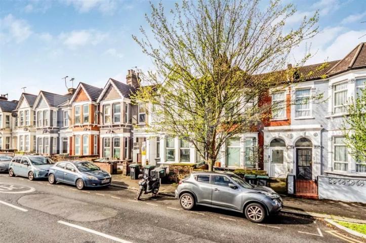 4 bedroom house arranged over 2 floors with a large garden  Wightman Road, Green Lane / Finsbury Park