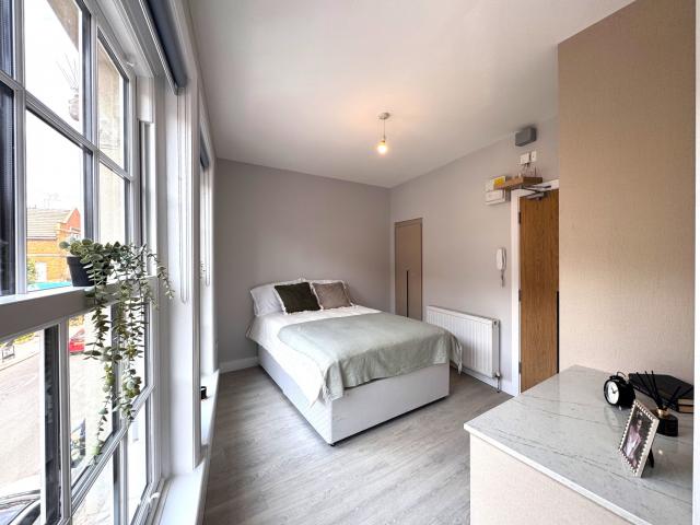 Modern Studio High Road, Willesden Green