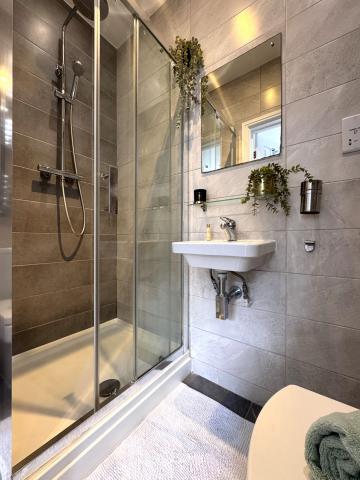 Modern Apartment High road, Willesden Green