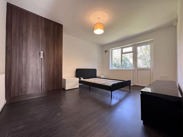 			2 Bedroom, 1 bath, 1 reception Apartment			 Sterling Avenue, Edgeware