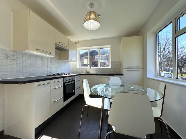 			2 Bedroom, 1 bath, 1 reception Apartment			 Sterling Avenue, Edgeware