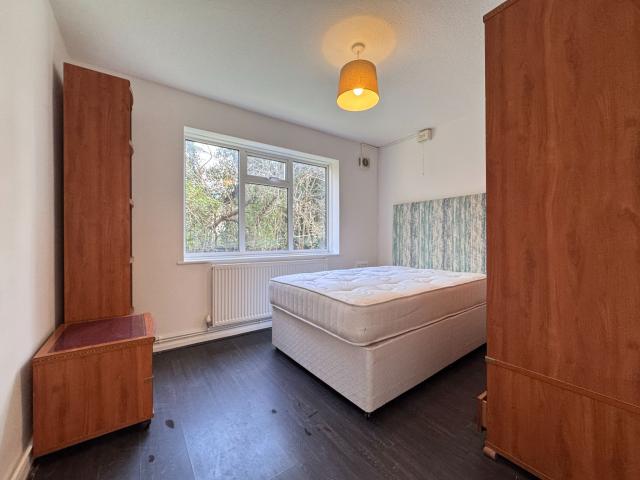 			2 Bedroom, 1 bath, 1 reception Apartment			 Sterling Avenue, Edgeware