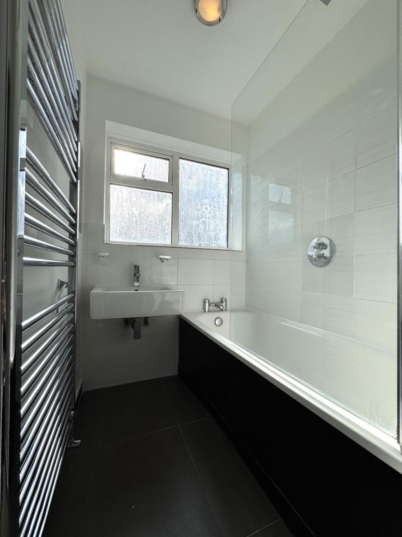 			2 Bedroom, 1 bath, 1 reception Apartment			 Sterling Avenue, Edgeware