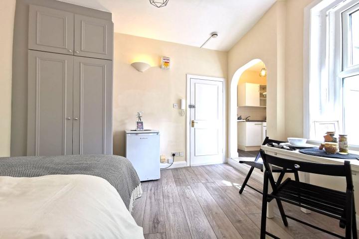 Large Studio in central Willesden Green High Road, Willesden Green