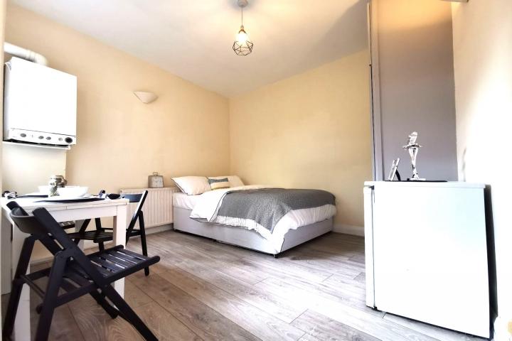 Large Studio in central Willesden Green High Road, Willesden Green