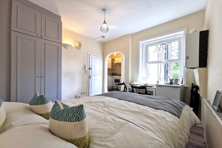 Large Studio in central Willesden Green High Road, Willesden Green