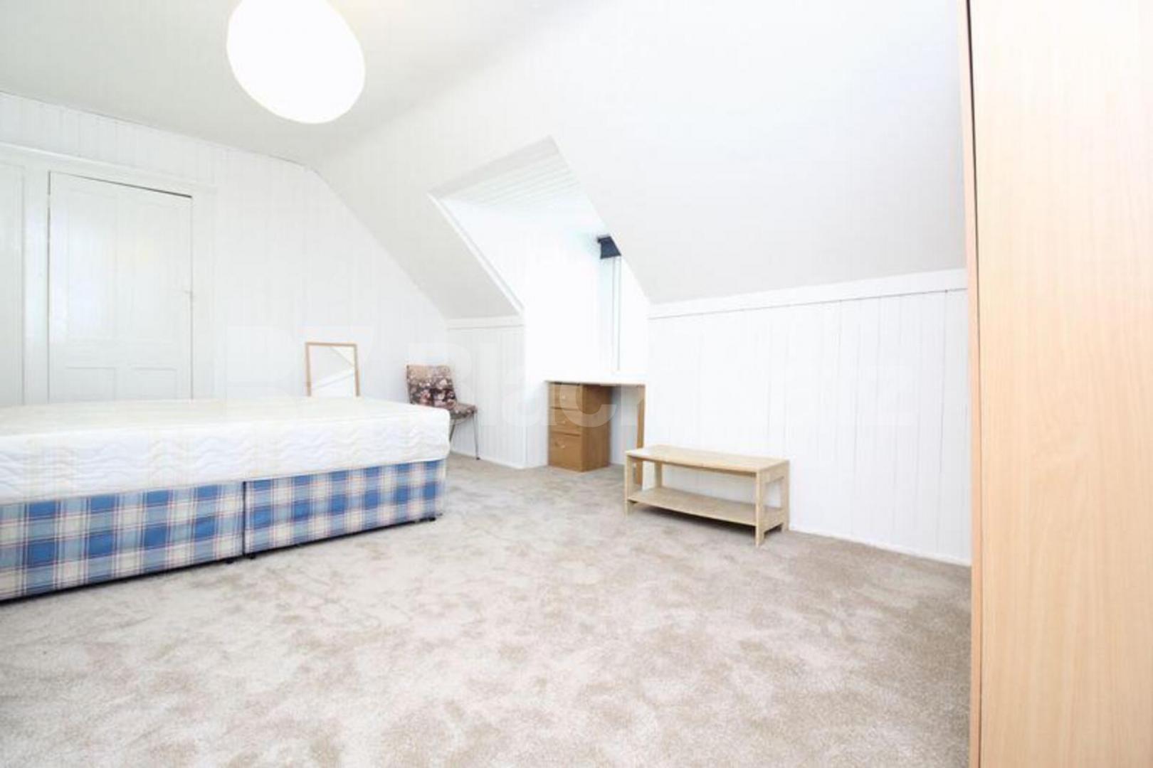  Spacious three-bedroom apartment offers well-proportioned living throughout Willoughby Road, Turnpike Lane 