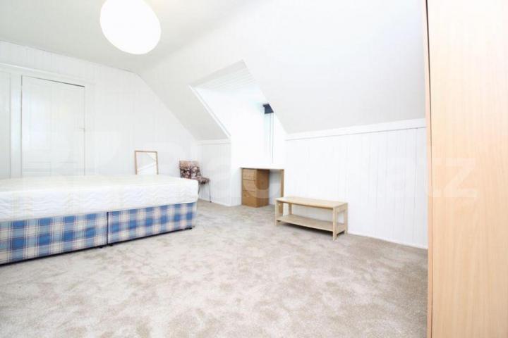  Spacious three-bedroom apartment offers well-proportioned living throughout Willoughby Road, Turnpike Lane 