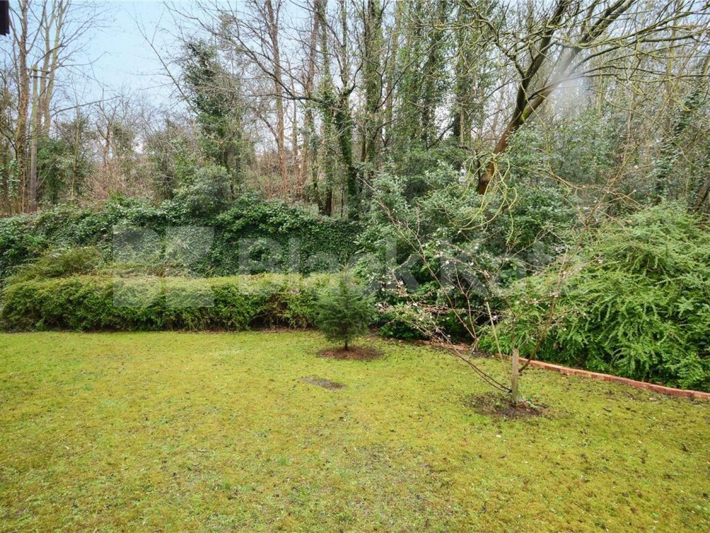 Modern apartment set within private woodlands Linwood Close, Peckham