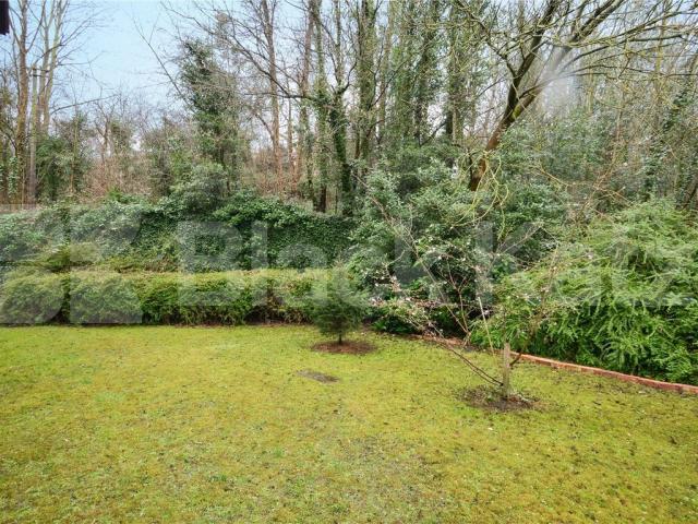 Modern apartment set within private woodlands Linwood Close, Peckham