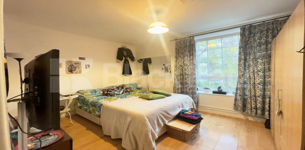 			LET  , 3 Bedroom, 1 bath, 0 reception Apartment			 Law Street, Borough/London Bridge