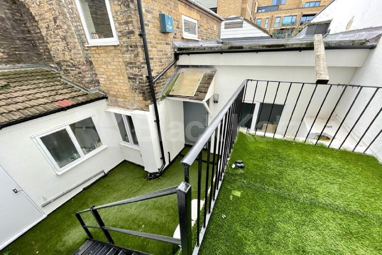 Flooded with natural light with 1050 Sq.,Ft of living & entertaining space Walworth Road, Elephant and Castle