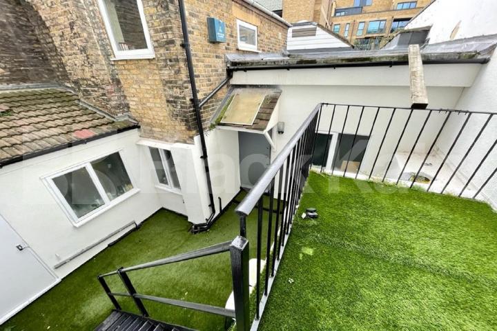 Flooded with natural light with 1050 Sq.,Ft of living & entertaining space Walworth Road, Elephant and Castle