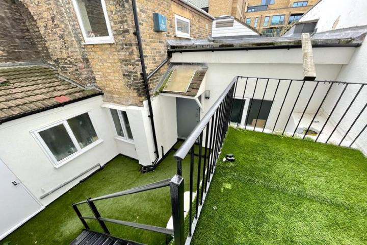 Flooded with natural light with 1050 Sq.,Ft of living & entertaining space Walworth Road, Elephant and Castle