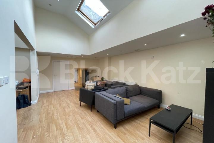Flooded with natural light with 1050 Sq.,Ft of living & entertaining space Walworth Road, Elephant and Castle
