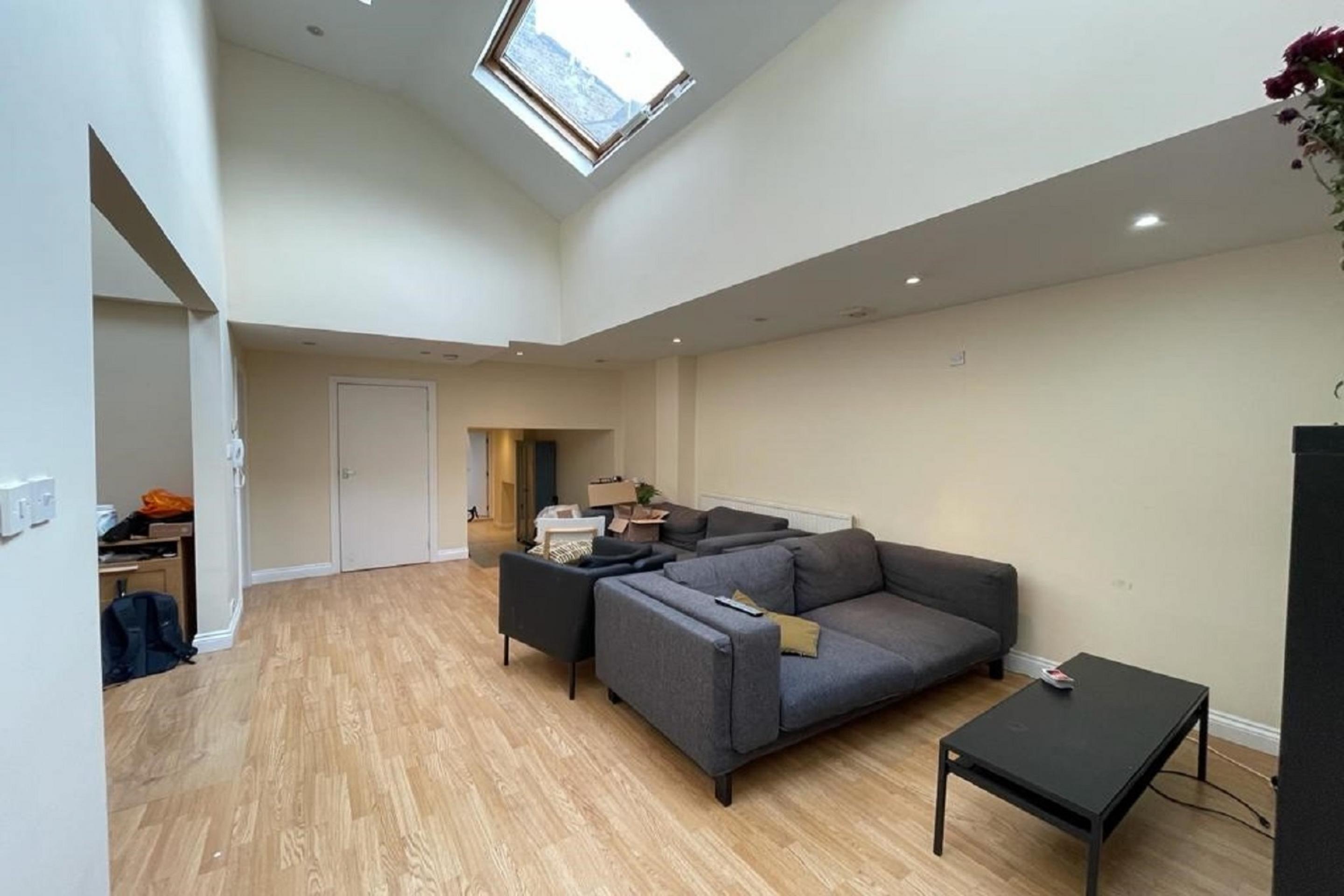 Flooded with natural light with 1050 Sq.,Ft of living & entertaining space Walworth Road, Elephant and Castle SE17